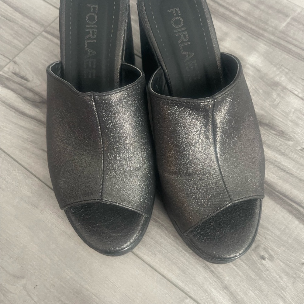 Black Leather Mules with Open Toe and Low Heel